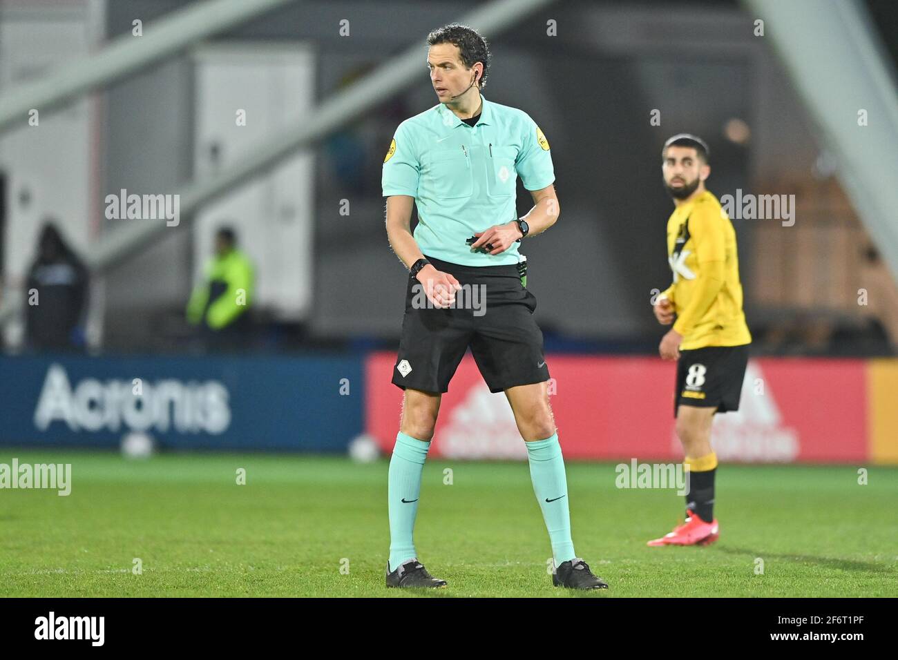 AMSTERDAM, PAESI BASSI - 2 APRILE: Arbitro Richard Martens durante la partita olandese di Keukenkampioendivision tra Ajax U23 e NAC Breda al De Toekomst Foto Stock