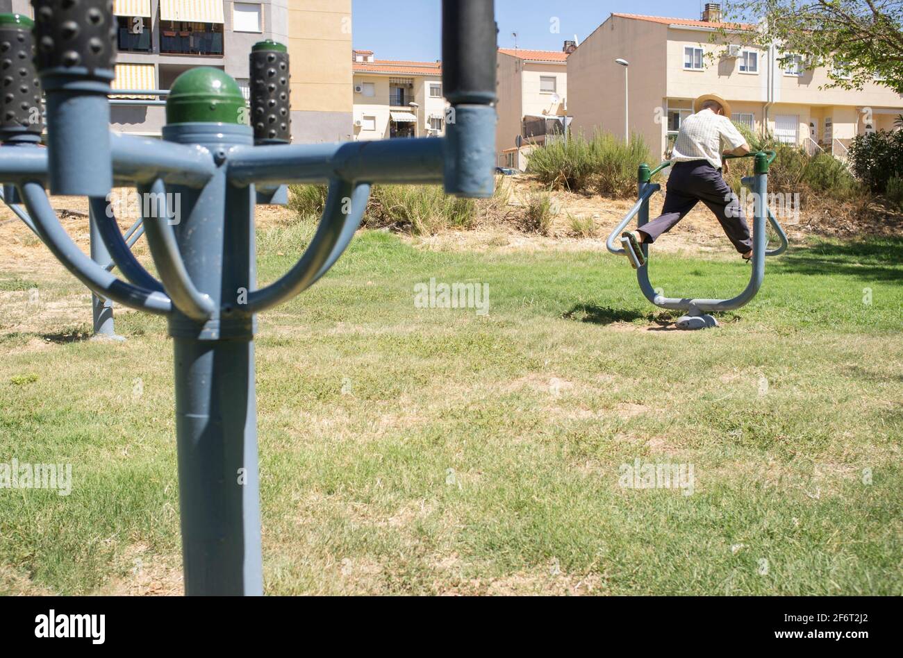 L'uomo anziano fa esercizi al Parco della palestra all'aperto. Concetto di invecchiamento attivo sano. Foto Stock