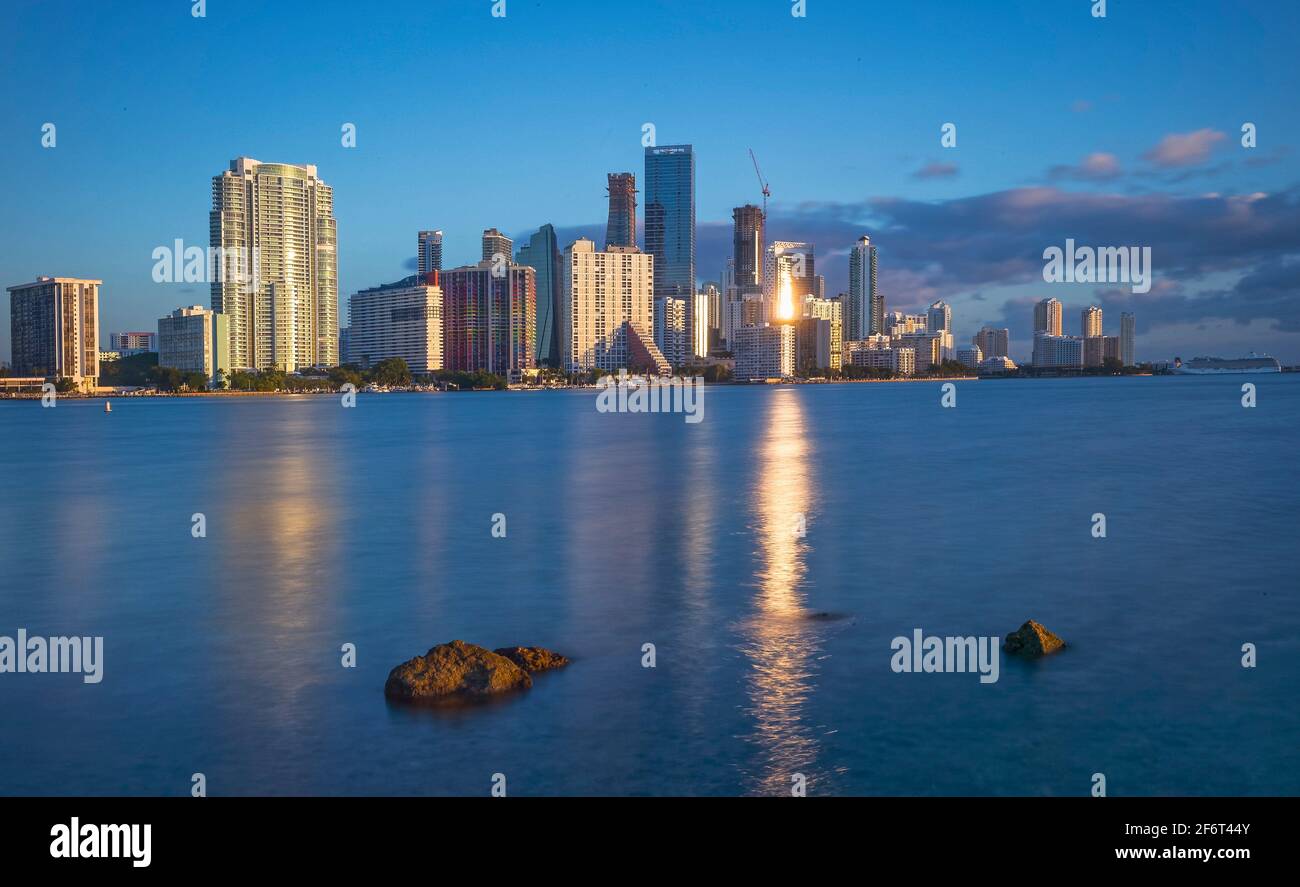 Biscayne Bay e Brickell edifici. Miami. Florida. STATI UNITI. Foto Stock