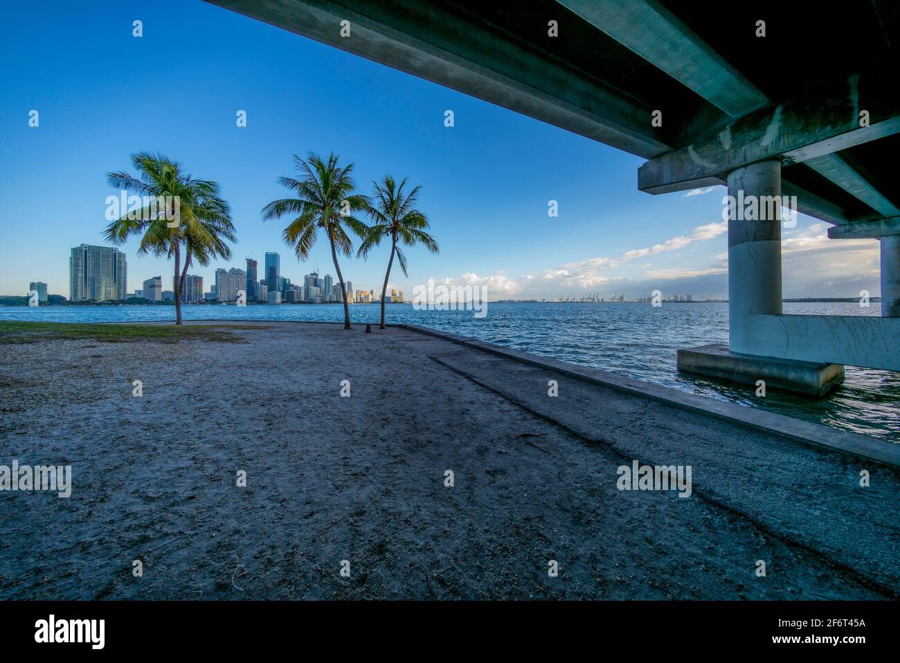 Rickenbacker Causeway Bridge e Biscayne Bay. Miami. Florida. STATI UNITI. Foto Stock