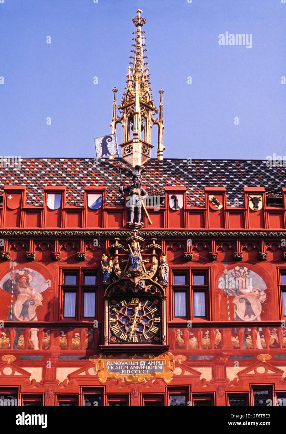 Il municipio di Basilea è un edificio di 500 anni che domina la