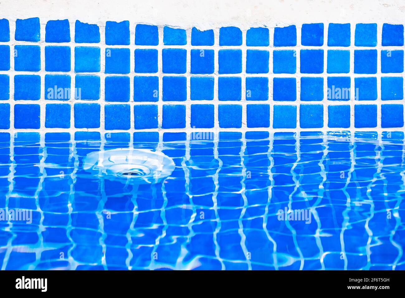 Scolare sulla parete di una piscina Foto Stock