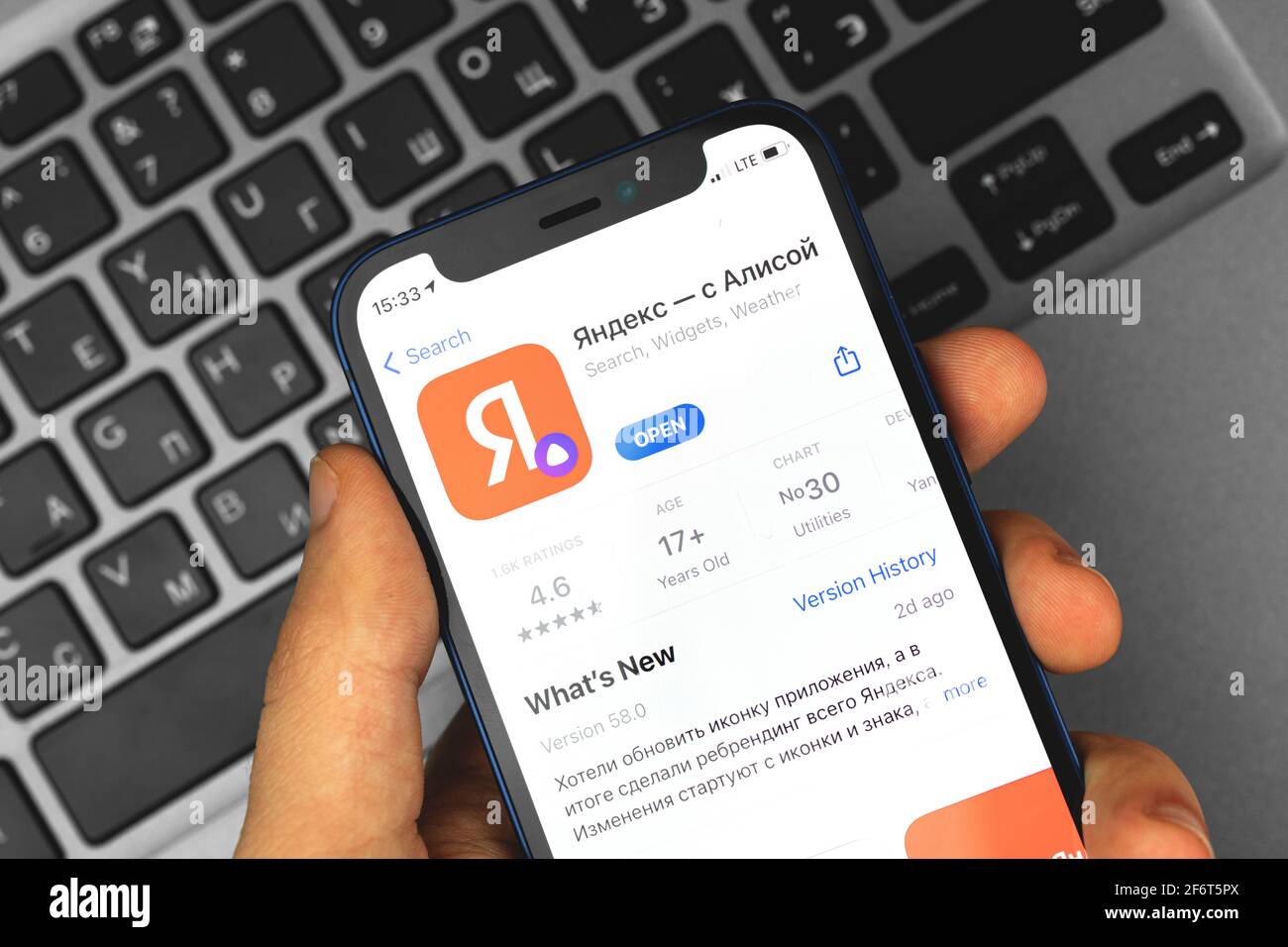 Kharkov, Ucraina - 2 aprile 2021: Uomo che usa Apple iPhone con l'applicazione Yandex Foto Stock