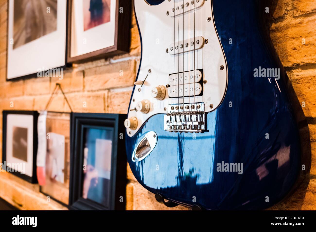 Dettaglio di una chitarra elettrica con i suoi tasti di volume, appesi come  decorazione Foto stock - Alamy