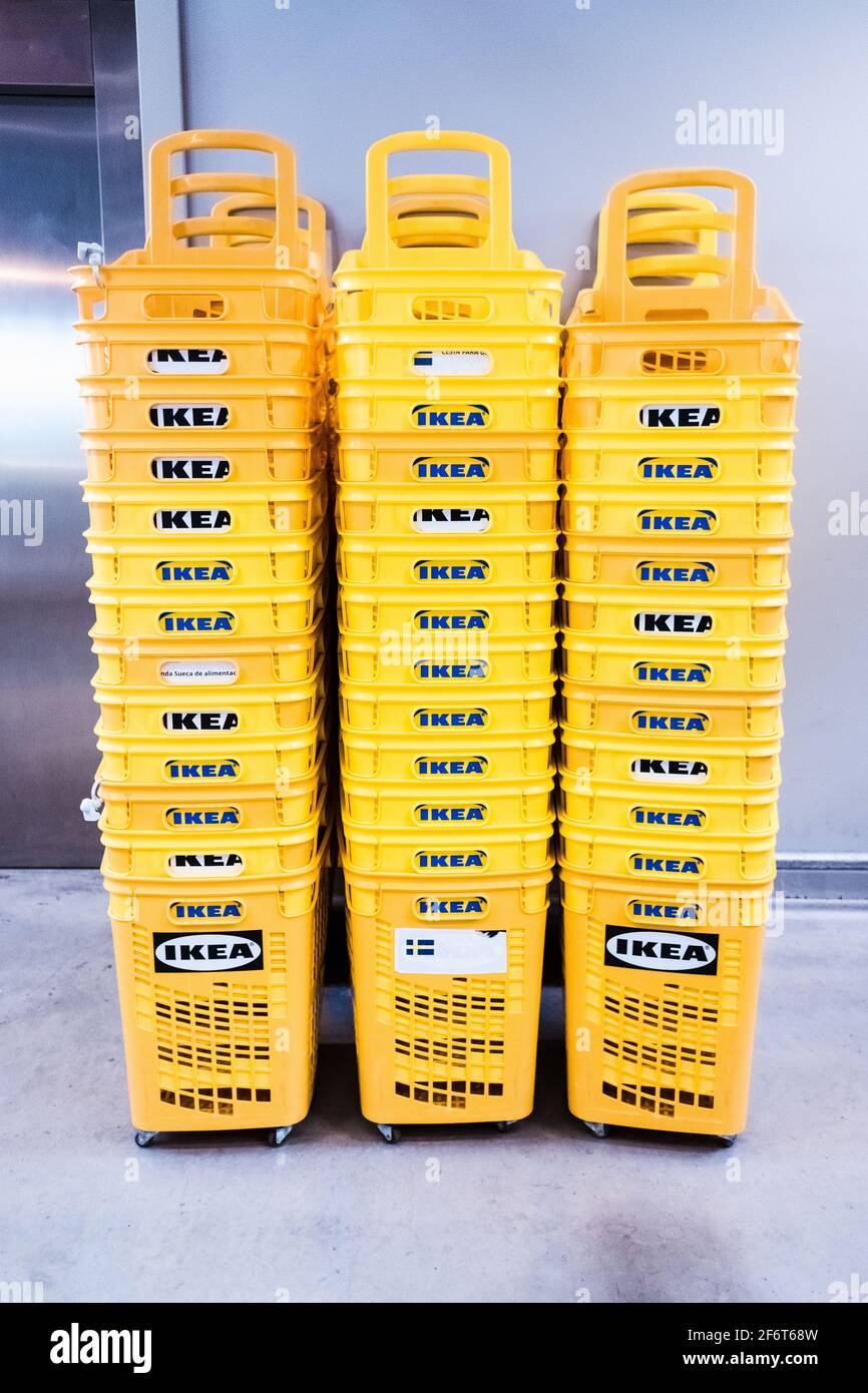 Valencia, Spagna - 1 aprile 2021: Cestelli di plastica impilati dal negozio di mobili Ikea. Foto Stock