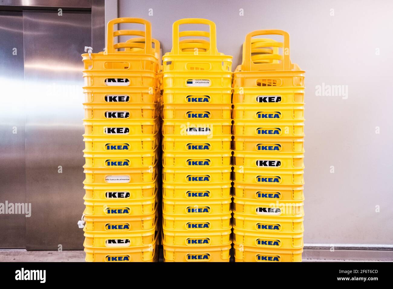 Valencia, Spagna - 1 aprile 2021: Cestelli di plastica impilati dal negozio di mobili Ikea. Foto Stock