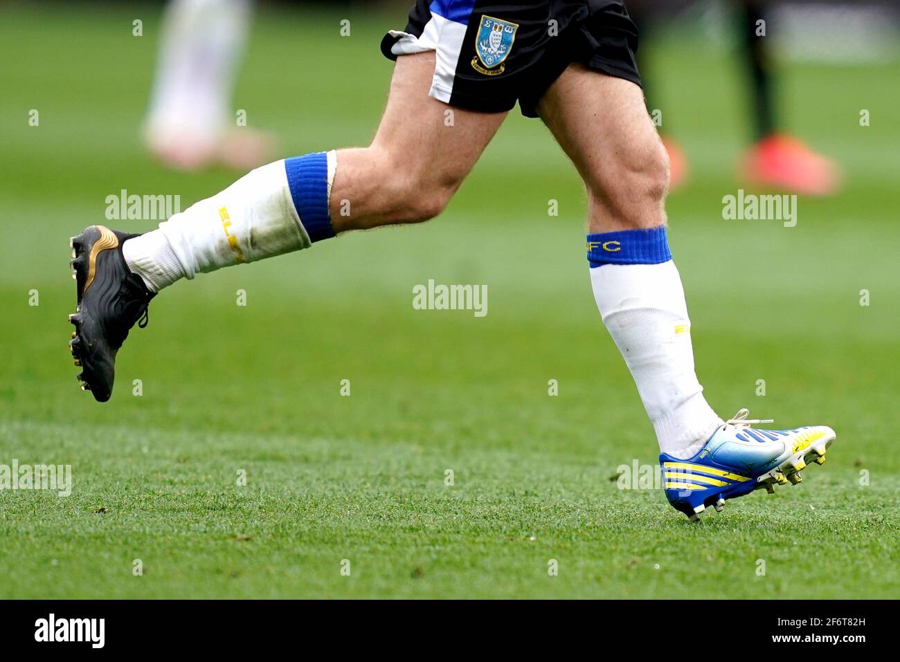 Un mercoledì di Sheffield indossa due diversi tipi di stivali mentre aspettava che la sua scarpa originale fosse fissata sulla linea di contatto durante la partita del campionato Sky Bet a Vicarage Road, Watford. Data immagine: Venerdì 2 aprile 2021. Vedere PA storia: CALCIO Watford. Il credito fotografico dovrebbe essere: John Walton/PA Wire. RESTRIZIONI: SOLO USO EDITORIALE non utilizzare con audio, video, dati, elenchi di apparecchi, logo di club/campionato o servizi "live" non autorizzati. L'uso in-match online è limitato a 120 immagini, senza emulazione video. Nessun utilizzo nelle scommesse, nei giochi o nelle pubblicazioni di singoli club/campionati/giocatori. Foto Stock