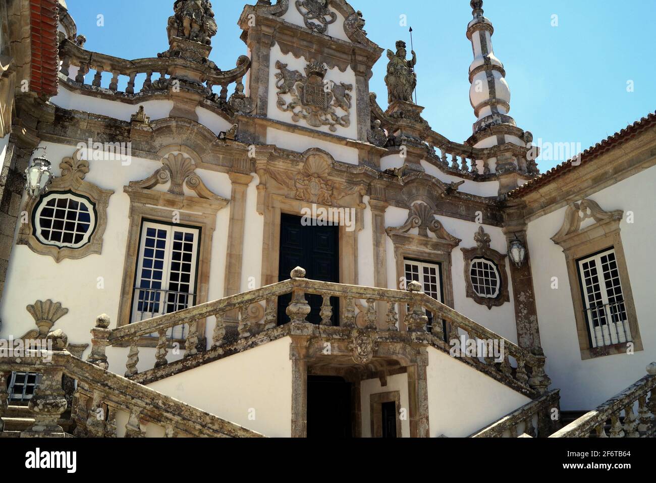 Mateus Palace, residenza barocca del XVIII secolo e famosa cantina, particolare della facciata dalla corte interna, Vila Real, Portogallo Foto Stock