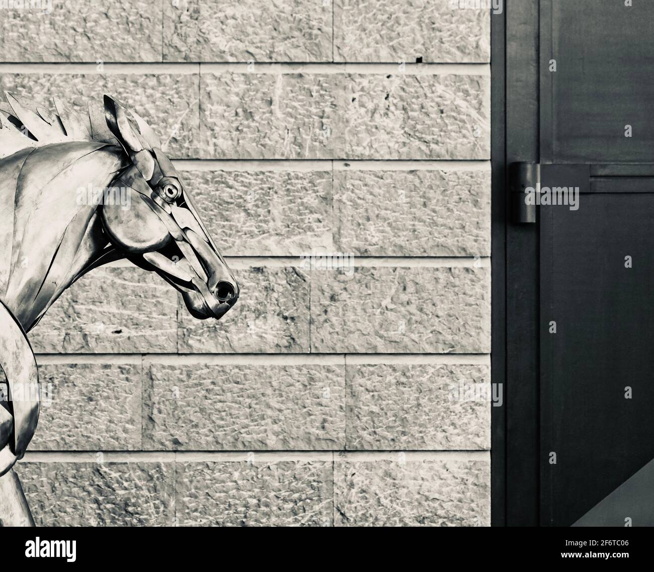 Dardo (cavallo di metallo a grandezza naturale), opera dello scultore di Granada José Miguel Pino, esposto nella sala Moneo di Jaén (Spagna) Foto Stock