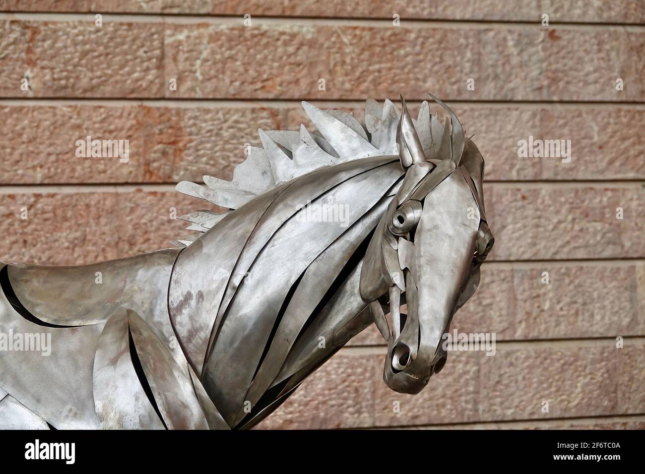 Dardo (cavallo di metallo a grandezza naturale), opera dello scultore di Granada José Miguel Pino, esposto nella sala Moneo di Jaén (Spagna) Foto Stock