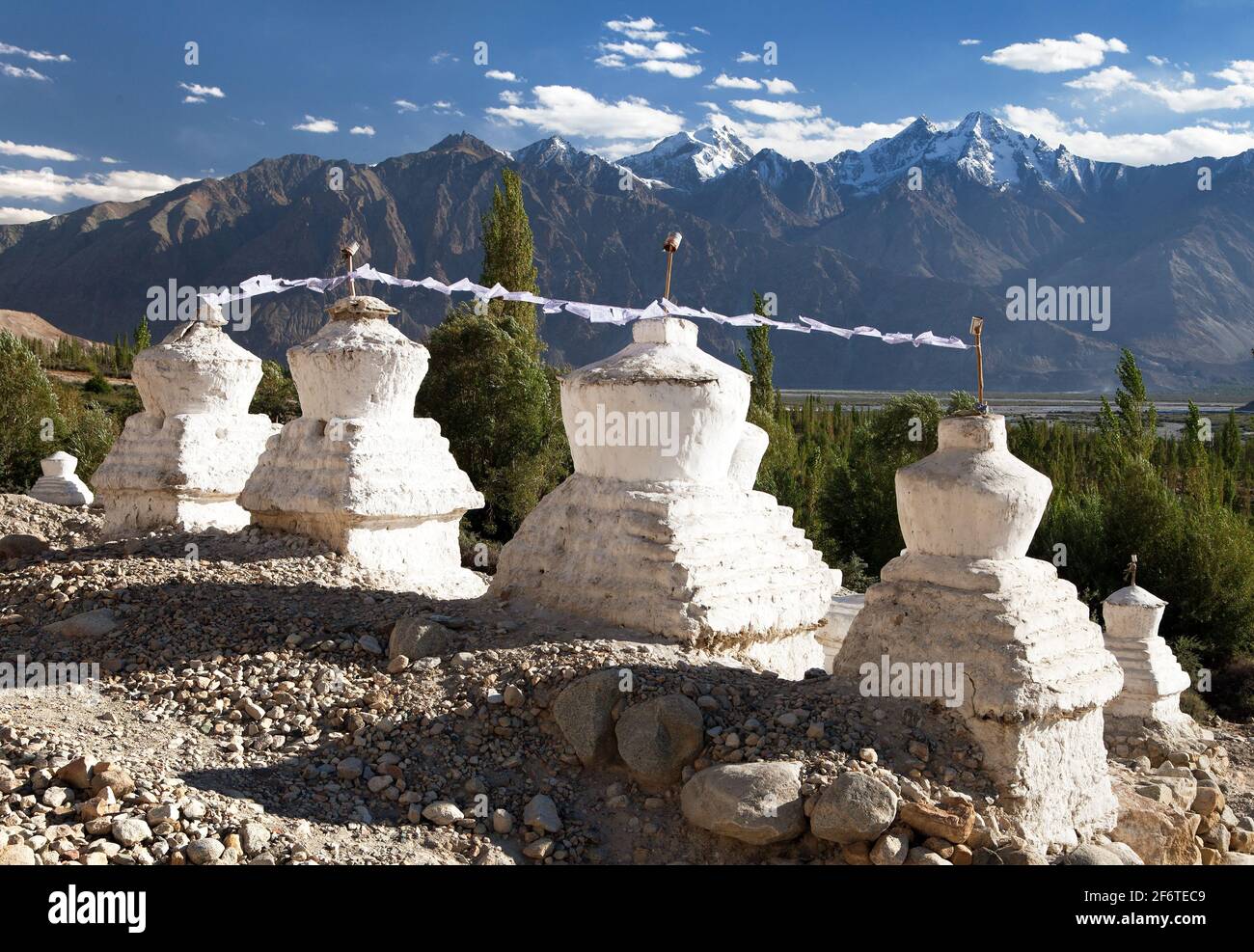 Vista degli stupa buddisti nella valle di Nubra, Ladakh, Jammu e Kashmir, India del Nord Foto Stock