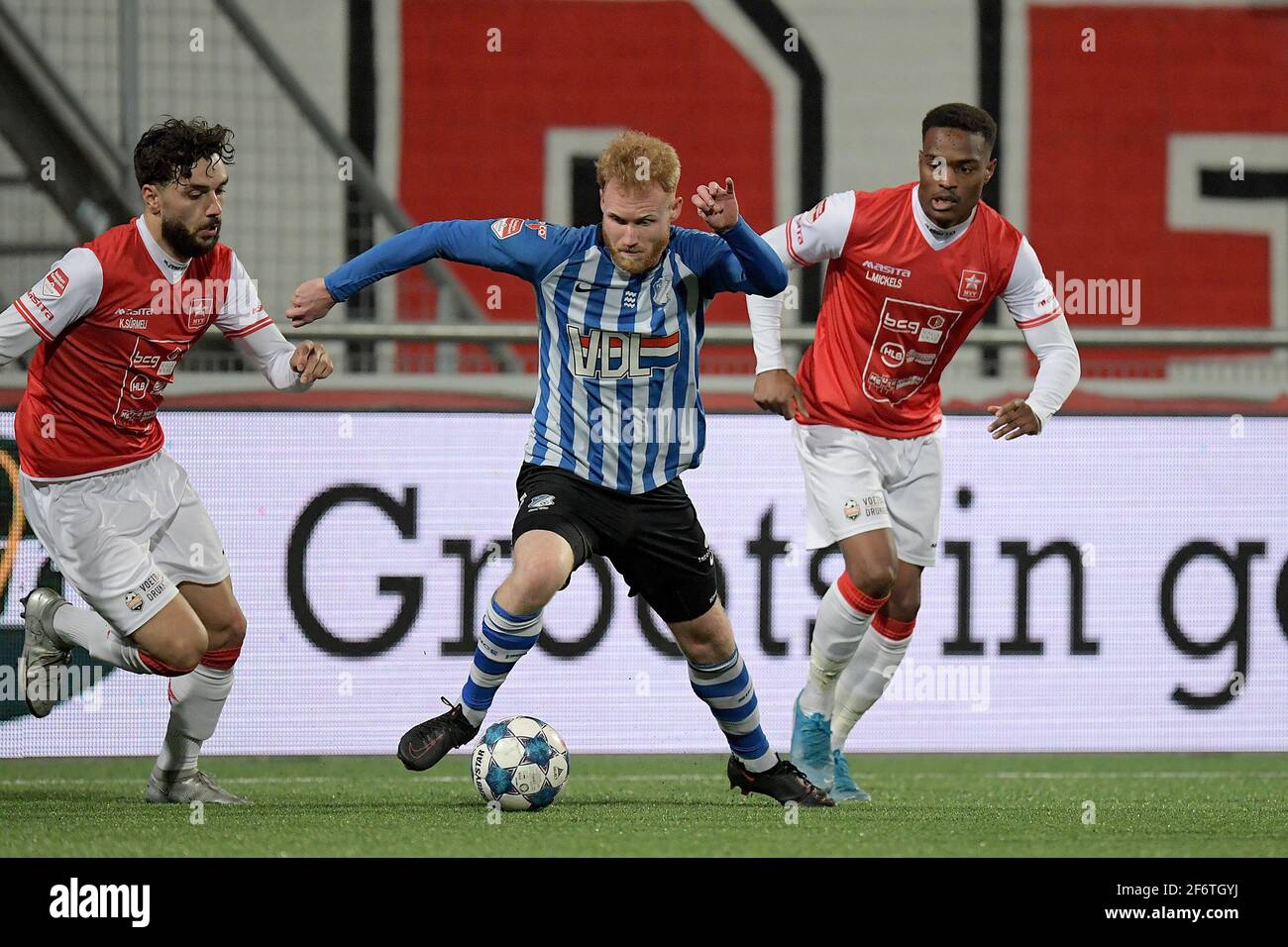 MAASTRICHT, PAESI BASSI - 2 APRILE: George McEachran di MVV Maastricht, Jort van der Sande di FC Eindhoven, Joy Lance Mickels durante il Keukenkampioen Foto Stock