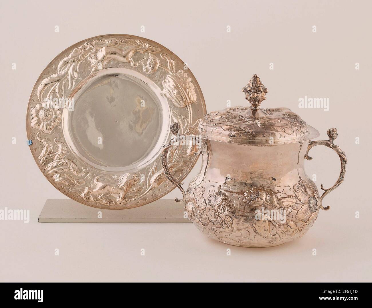 Caudle Cup con cover e stand - 19 ° secolo (riproduzione); 1664 - 65 (originale) - Inghilterra. Argento. 1800 - 1900. Foto Stock