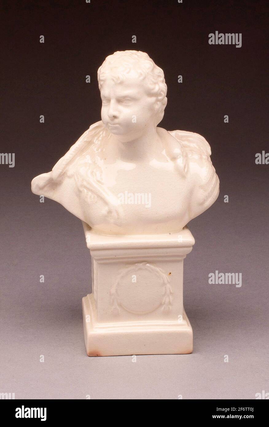Busto di un uomo drappeggiato con un inglese Swan-1780/90-Leeds Pottery, fondato nel 1756. Terracotta smaltata al piombo (creamware). 1780-1790. Yorkshire. Foto Stock