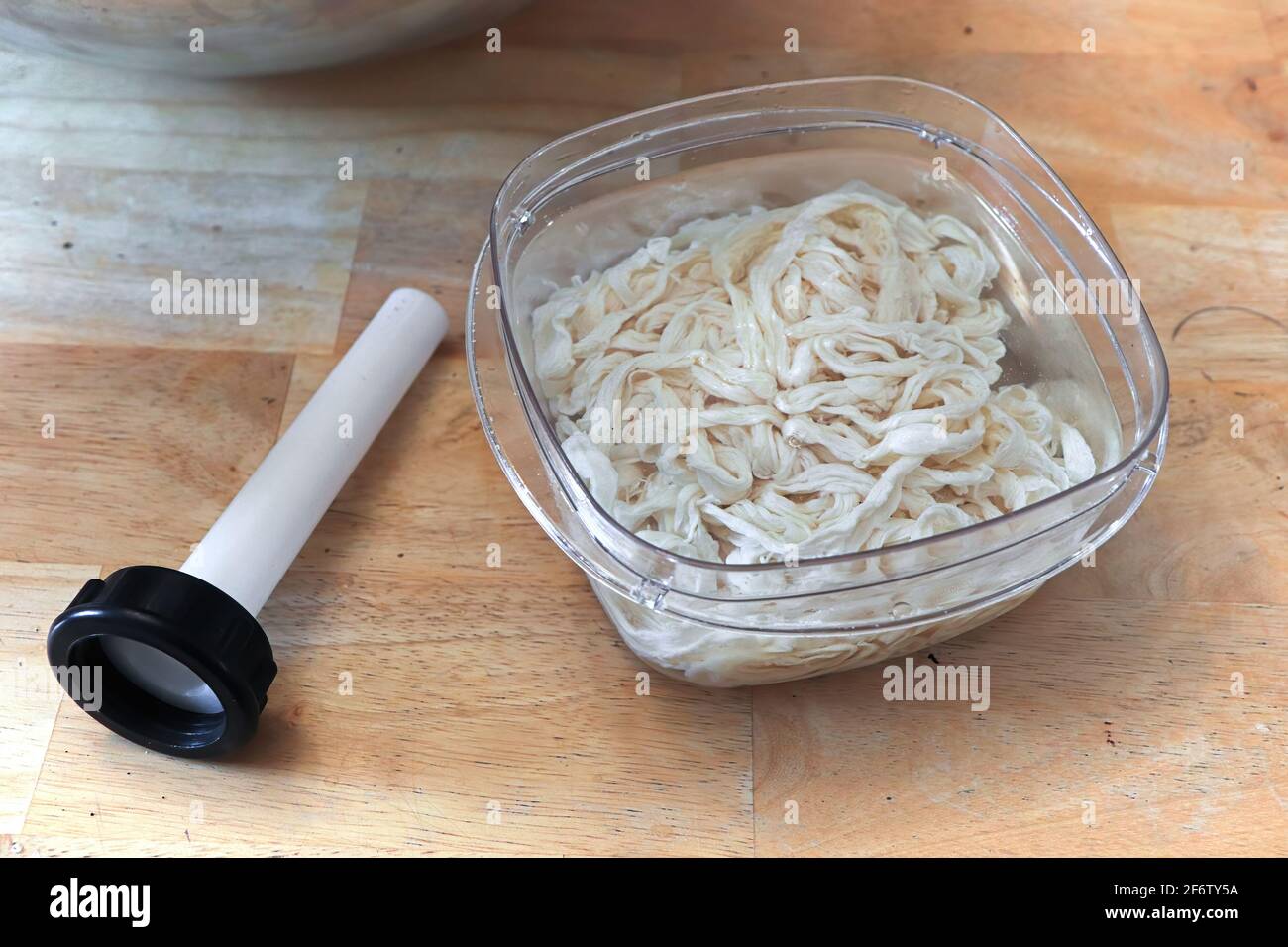 Un imbuto e involucri da immergere in salsiccia Foto Stock