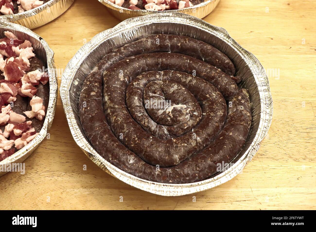 Una bobina di sangue pudding in un vassoio di carta stagnola Foto Stock