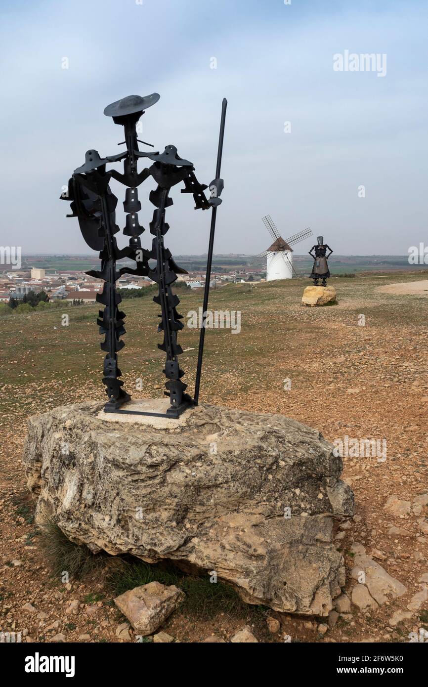 Statua metallica di Don Chisciotte di Cervantes con una statua Di Dulcinea e mulini a vento sullo sfondo Foto Stock