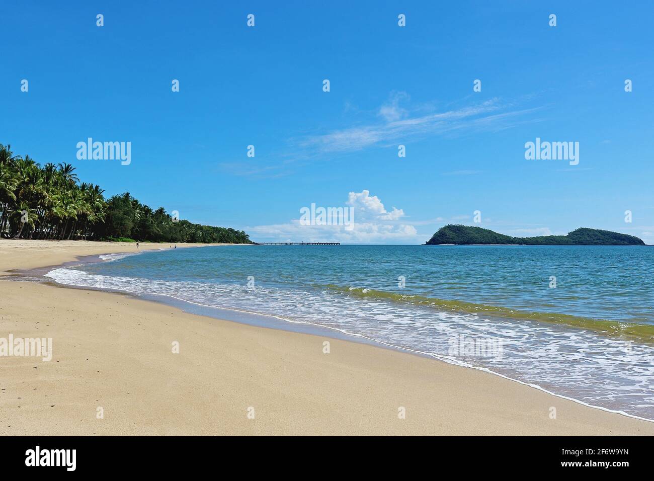 Un altro giorno in paradiso... vista sulla spiaggia e sull'isola di Palm Cove, Cairns Queensland Australia Foto Stock
