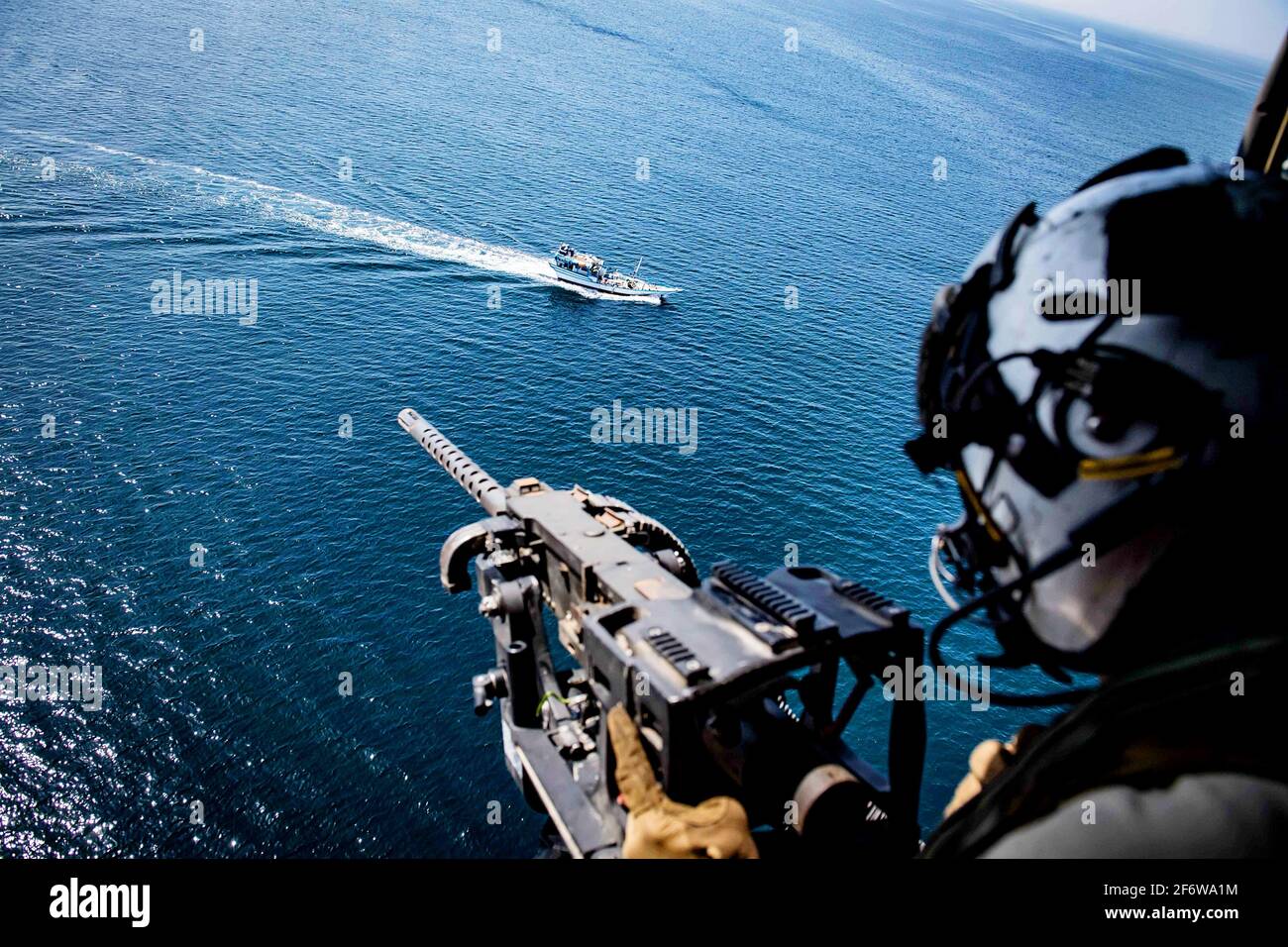 GOLFO D'ADEN (NOV. 20, 2018) Naval Aircrewman (elicottero) terza classe Parker Thompson, assegnato al â. œVipersâ.of Helicopter Maritime Strike Foto Stock