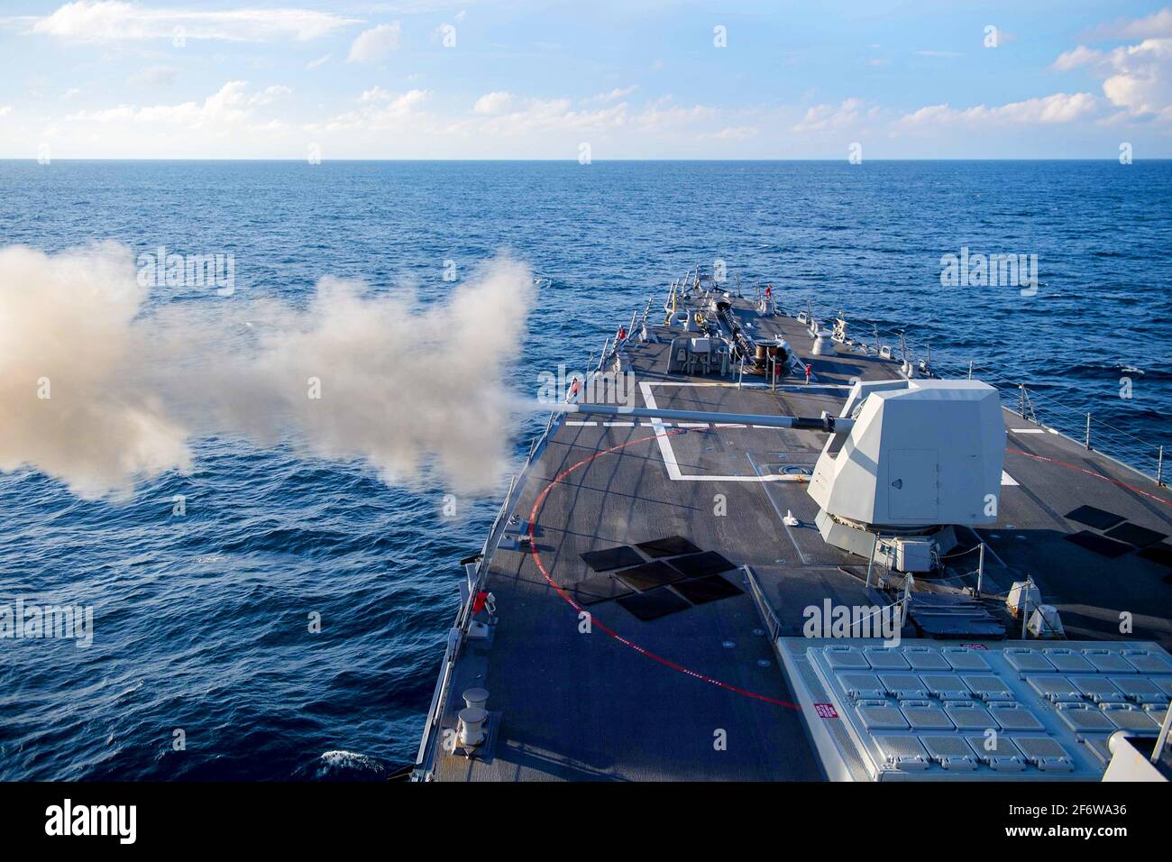 OCEANO INDIANO (dic. 5, 2018) il cacciatorpediniere missilistico guidato USS Stockdale (DDG 106) spara la sua pistola Mark 45 da 5 pollici durante un esercizio di fuoco vivo nel Foto Stock
