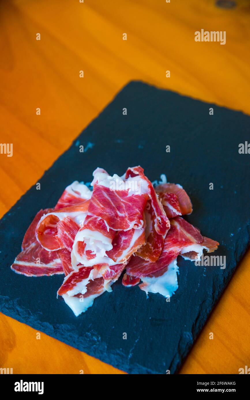 Prosciutto iberico a fette su piatto di ardesia. Spagna. Foto Stock