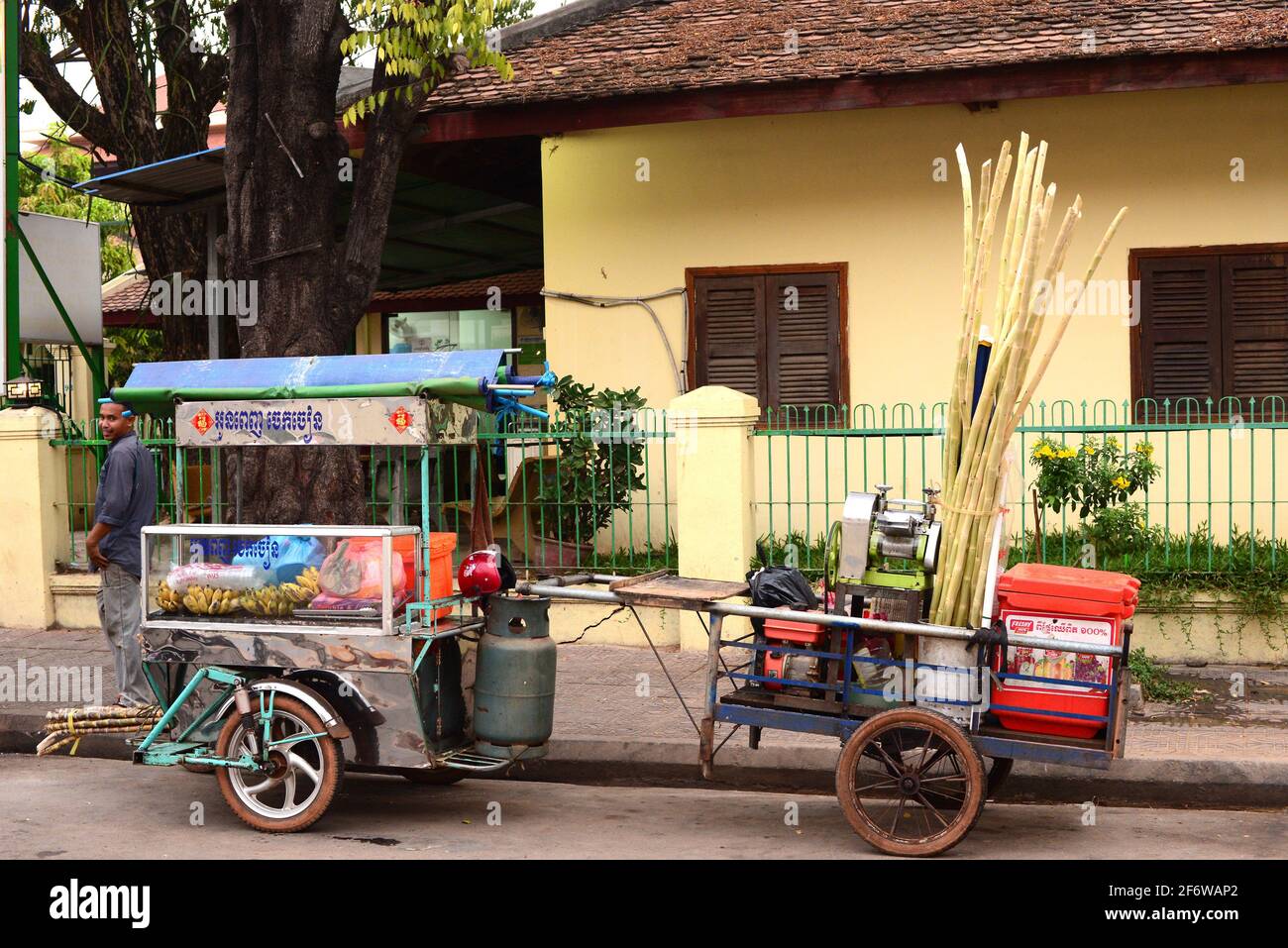 Siem Reap città. Strada con bancarelle di cibo di strada. Cambogia. Foto Stock