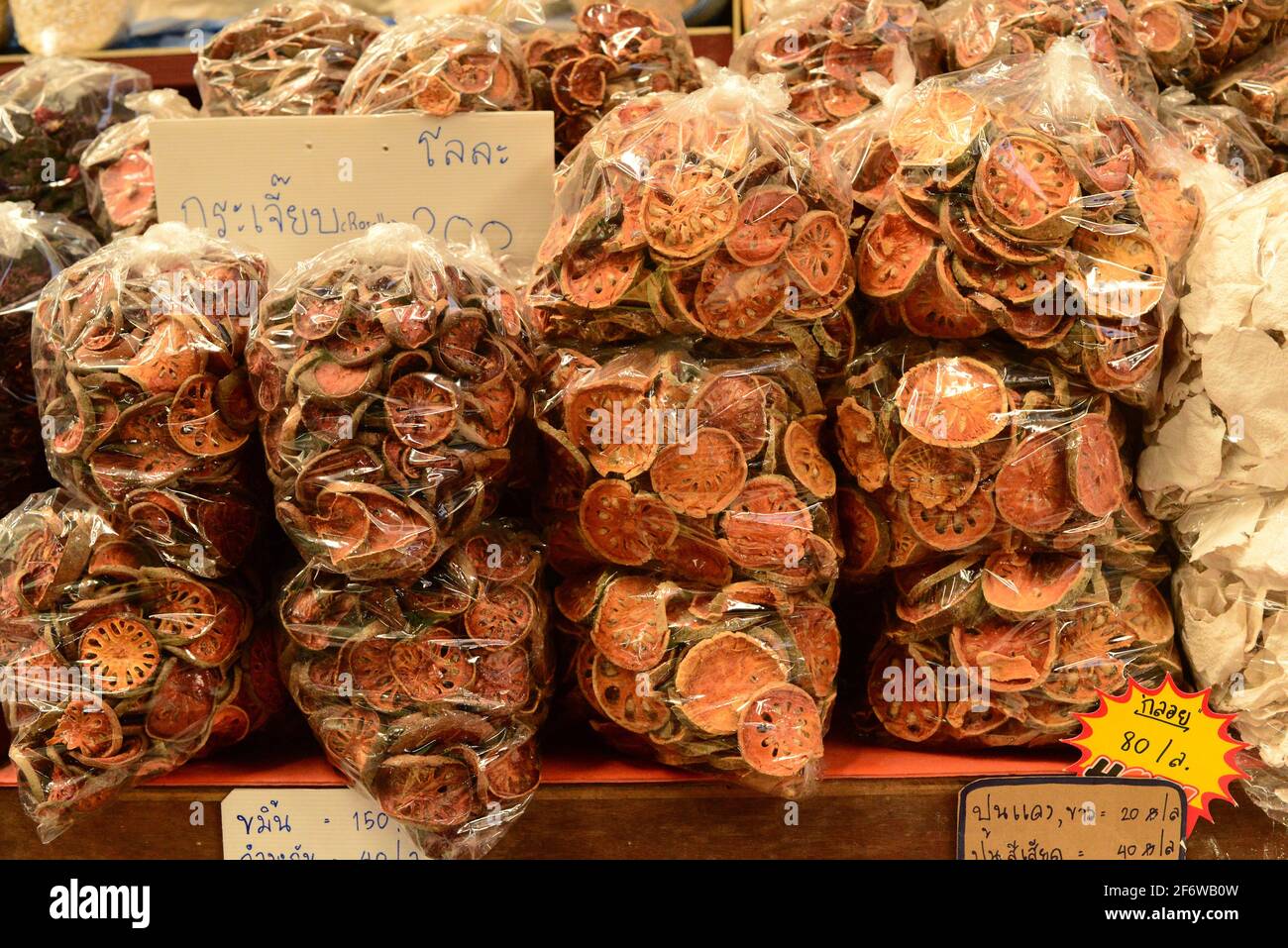 Bangkok, mercato (sacchi di frutti di loto secchi). Thailandia. Foto Stock