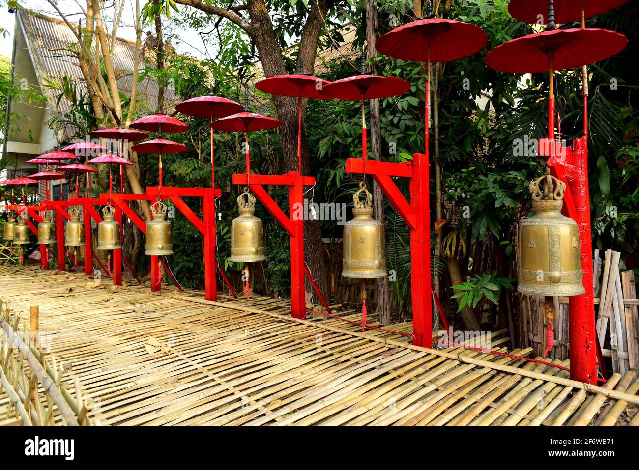 Chiang mai, Wat Phan Tao. Campane sacrali. Thailandia. Foto Stock