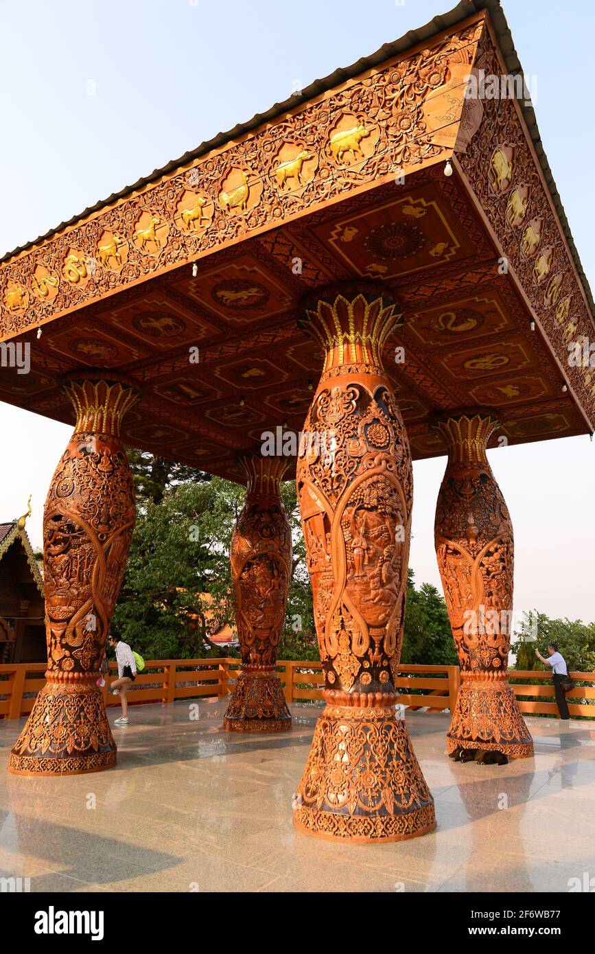 Chiang mai, Wat Phra che Doi Suthep. Padiglione in legno. Thailandia. Foto Stock