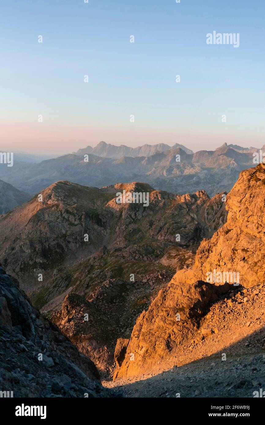 Un'alba calda sulla catena montuosa dei Pirenei, al confine tra Francia e  Spagna. I colori arancione e teal sono il principale di questa immagine  Foto stock - Alamy