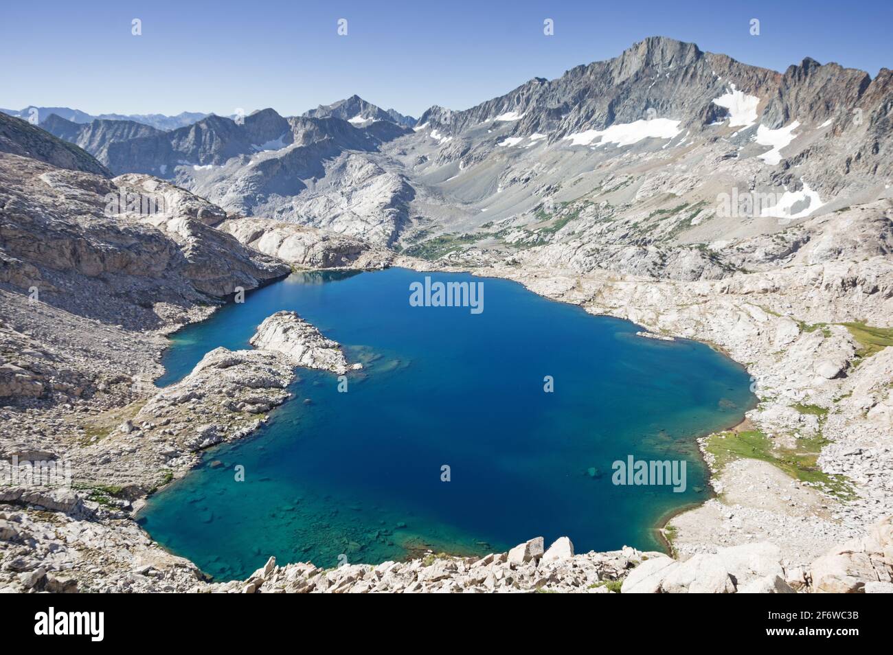 Sierra Nevada lago a sud di Echo col con Black Giant Montagna all'orizzonte Foto Stock