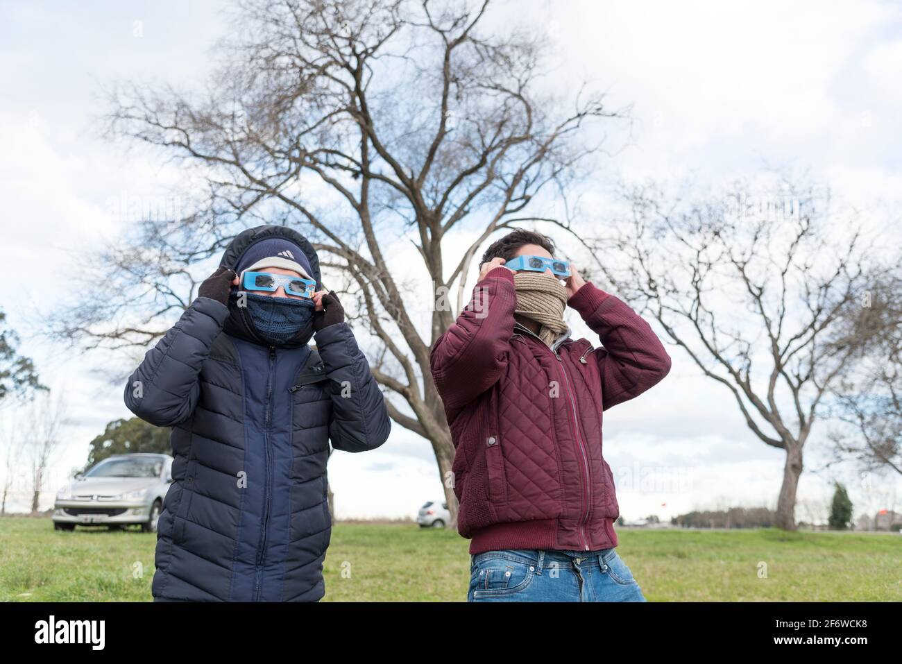 Chascomús, Buenos Aires, Argentina: 2 luglio 2019: Due giovani preparati con occhiali protettivi per vedere un'eclissi solare totale, in un'area rurale. Foto Stock