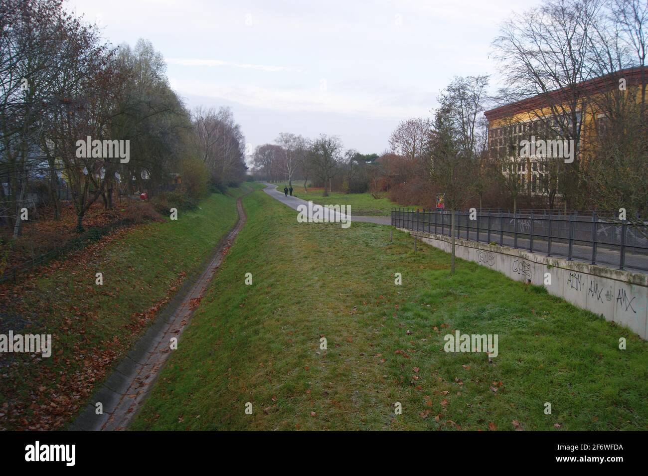Der Bullengraben ist ein über 4 kilometri langer Grünzug mit einem Zufluss zur Havel in Berlin-Spandau, hier: Höhe Elsfelter Weg Foto Stock