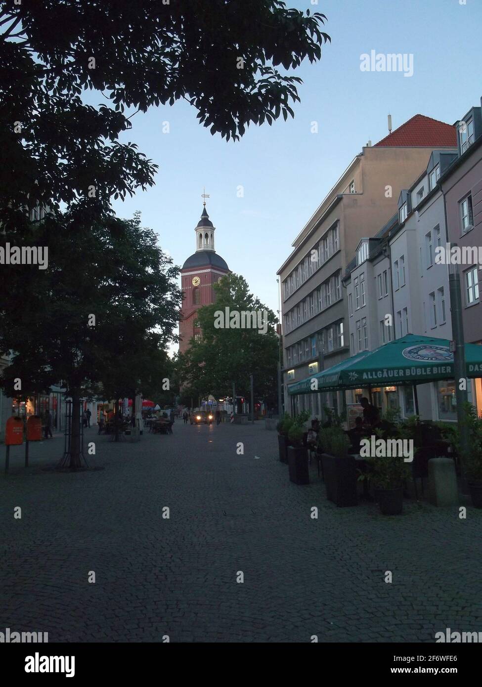 Carl-Schurz-Straße a Berlino-Spandau mit Blick auf die Nikolaikirche Foto Stock