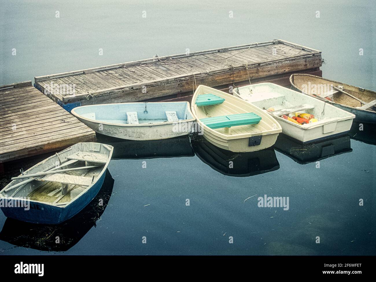 Cinque barche a remi in un molo nel porto di Five Islands, Georgetown, Maine Foto Stock