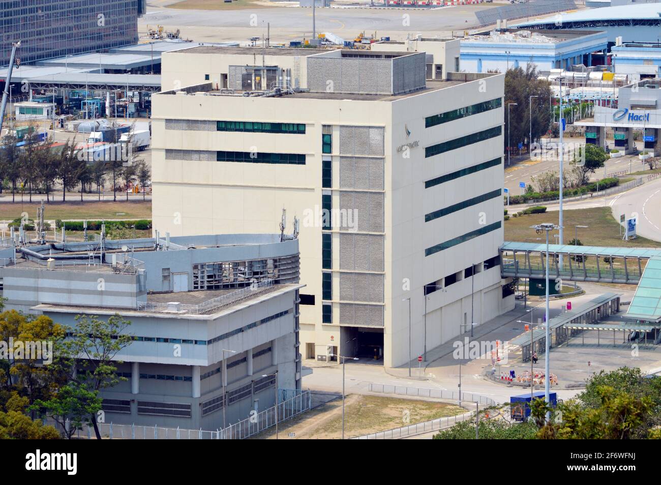 Edificio del negozio della compagnia aerea a Cathay Pacific City (國泰城, ex Cathay City) all'Aeroporto Internazionale di Hong Kong Foto Stock