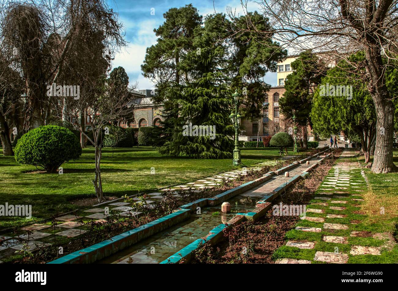 Un fossato con fontane che corrono lungo tutti i lati del giardino e che serve come canale di irrigazione nel vecchio Giardino d'inverno nel cortile del Goles Foto Stock