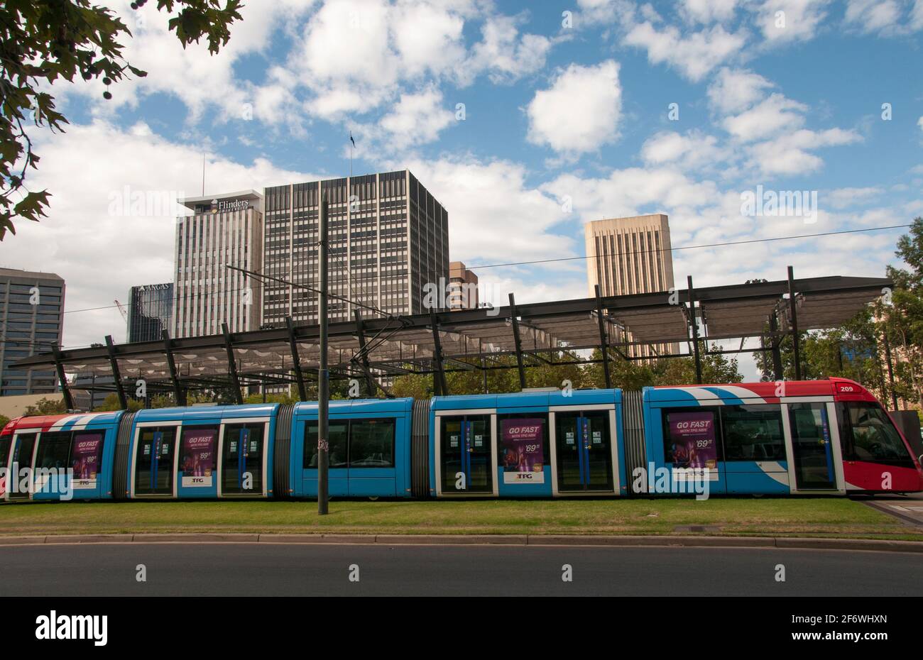 Tramcar Terminus in Victoria Square, che occupa il centro della griglia di Adelaide, progettato dal colonnello William Light, fondatore della città Foto Stock