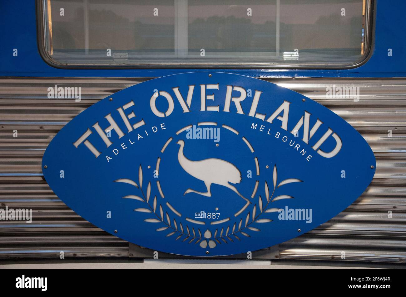 Il treno Overland presso l'Adelaide Parklands Terminal, South Australia, un servizio passeggeri tra Adelaide e Melbourne. Foto Stock