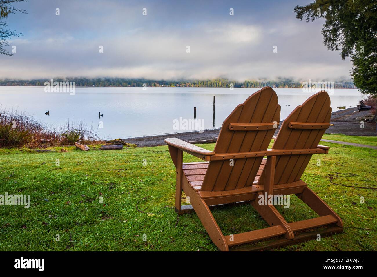 Il Lake Quinault Lodge è un hotel storico sulla riva sud-orientale del lago Quinault nella foresta nazionale olimpica di Washington, USA. Foto Stock