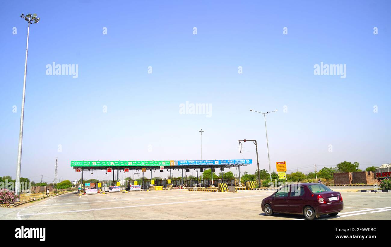 30 marzo 2021- Akhepura, Sikar, India. Cartello su Toll Plaza sull'autostrada nazionale 52. Foto Stock