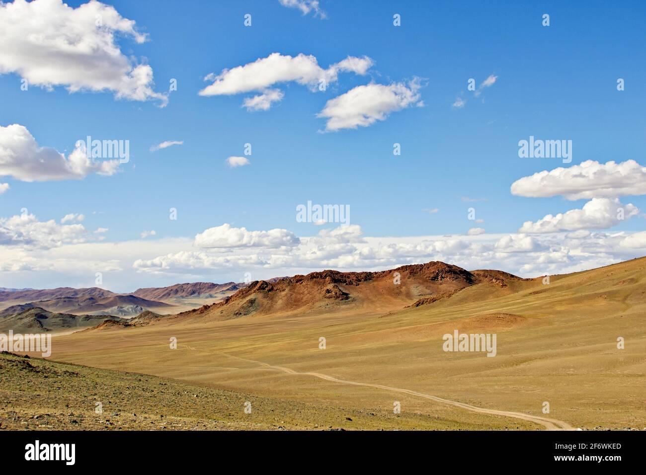 Paesaggio di una strada attraverso la steppa e le montagne nella Mongolia occidentale. Viaggi. Foto Stock