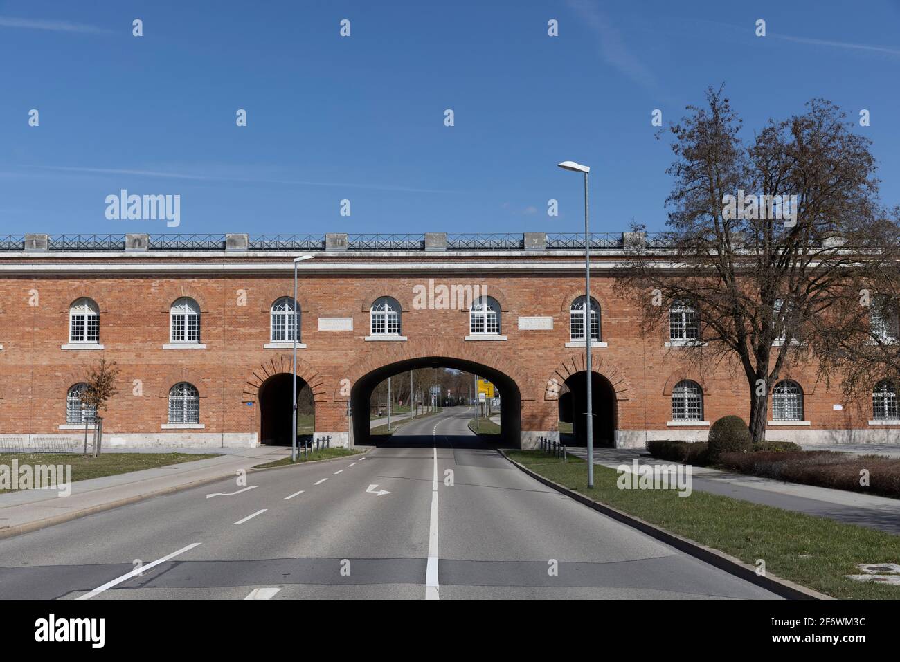 La fortificazione di terra intorno alla città bavarese di Ingolstadt è ancora visibile. Originariamente fu costruito per mantenere al sicuro l'esercito bavarese. Foto Stock