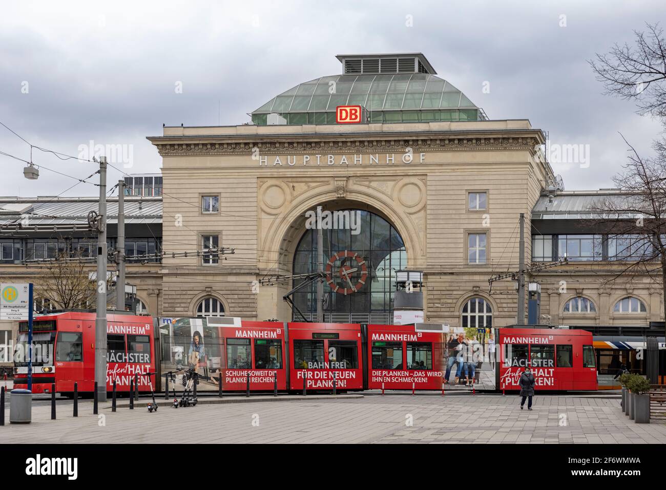 Le auto di strada sono una parte importante dei mezzi di trasporto pubblici a Mannheim, in Germania. Foto Stock