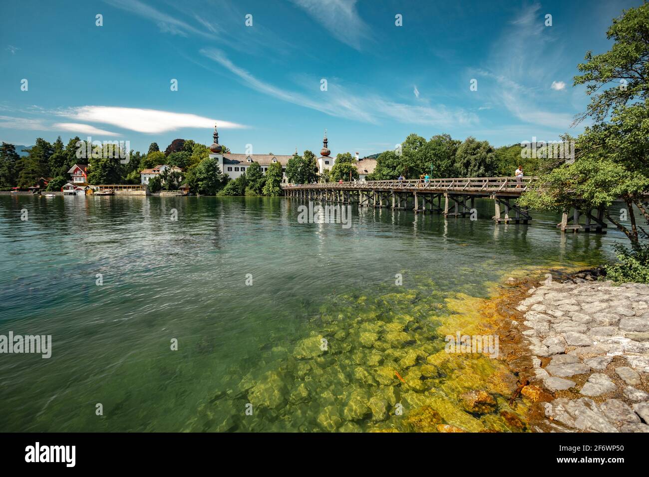 Traunsee lago e il ponte per castello Schloss Ort vicino Gmunden città in Austria Foto Stock