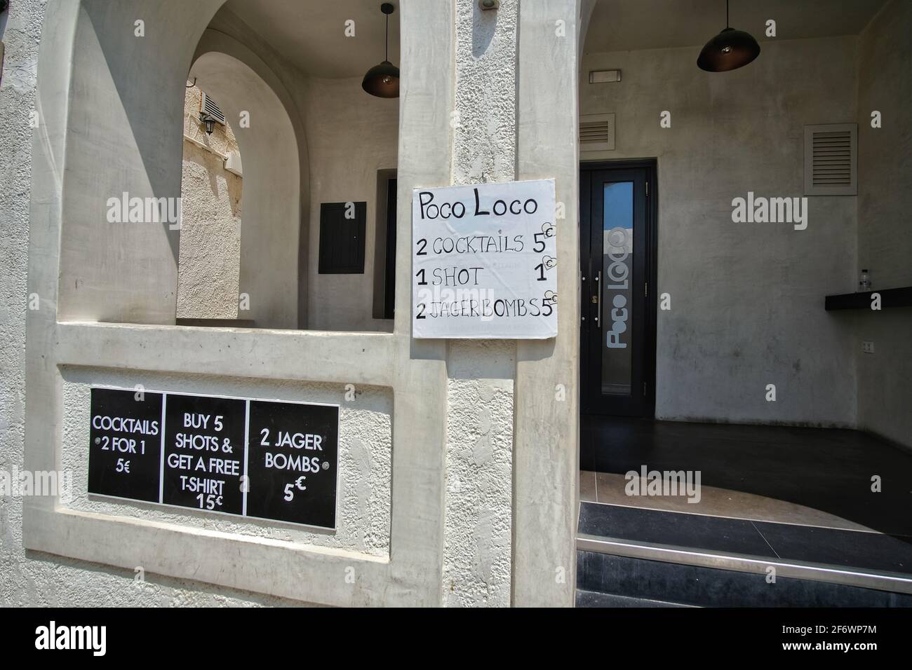 IOS, Grecia - 31 luglio 2019 : un segno di un bar all'aperto in iOS cicladi Grecia Foto Stock