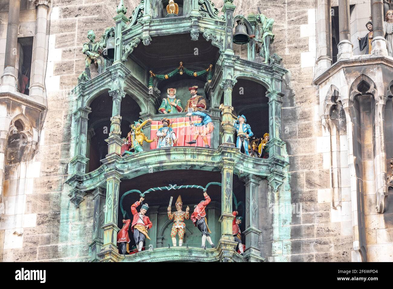 Neues Rathaus, il nuovo municipio è un municipio neogotico con una torre svettante per le viste della città e famoso glockenspiel che suona ogni giorno. Foto Stock