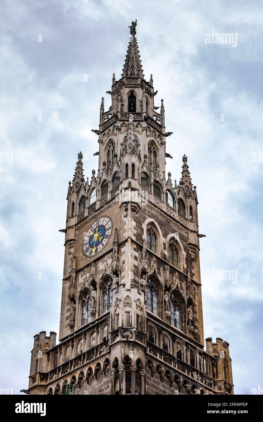 Neues Rathaus, il nuovo municipio è un municipio neogotico con una torre svettante per le viste della città e famoso glockenspiel che suona ogni giorno. Foto Stock