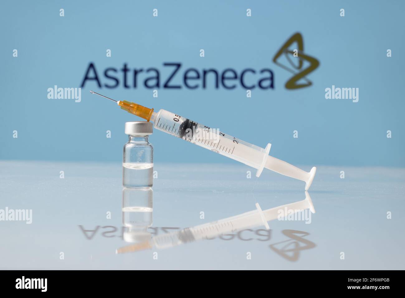 AstraZeneca Coronavirus flaconcino e siringa con logo come sfondo. LUBIANA, SLOVENIA: 25 marzo 2021 Foto Stock