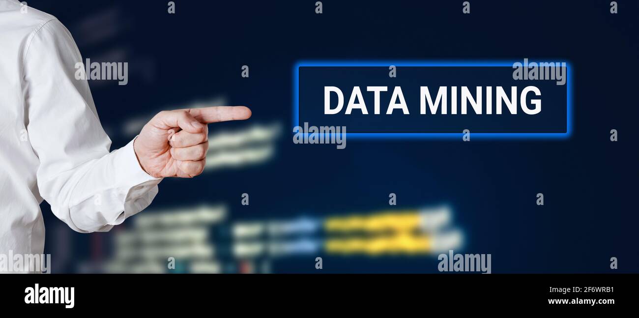La mano maschile punta alla parola data mining con background tecnologico. Concetto di data mining di criptovaluta. Foto Stock